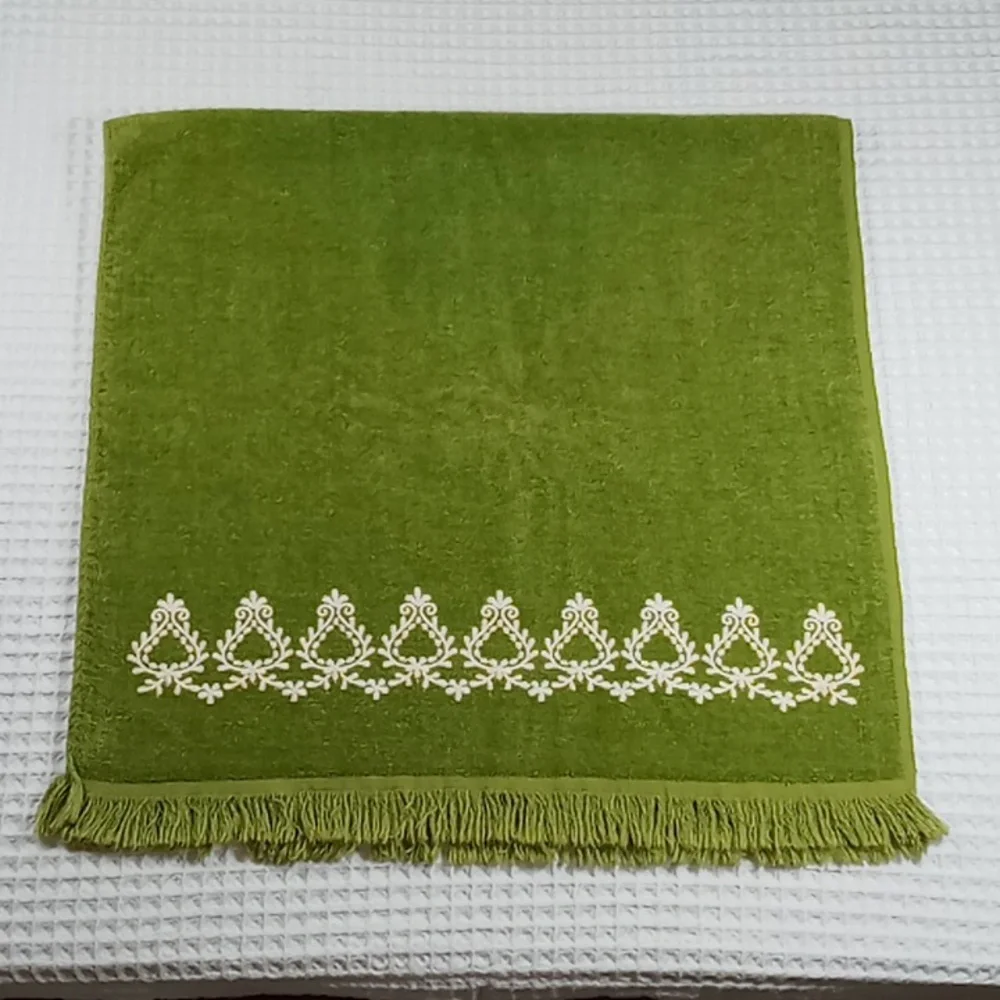 Vintage Fashion Manor MCM Avocado Green/Cream Embroidered Cotton Bath Towel USA